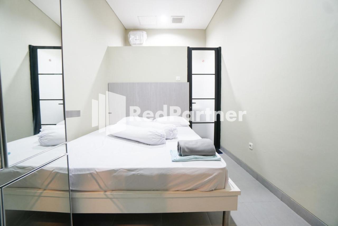Tomang Gelong Guest House Syariah Mitra Reddoorz Джакарта Екстер'єр фото