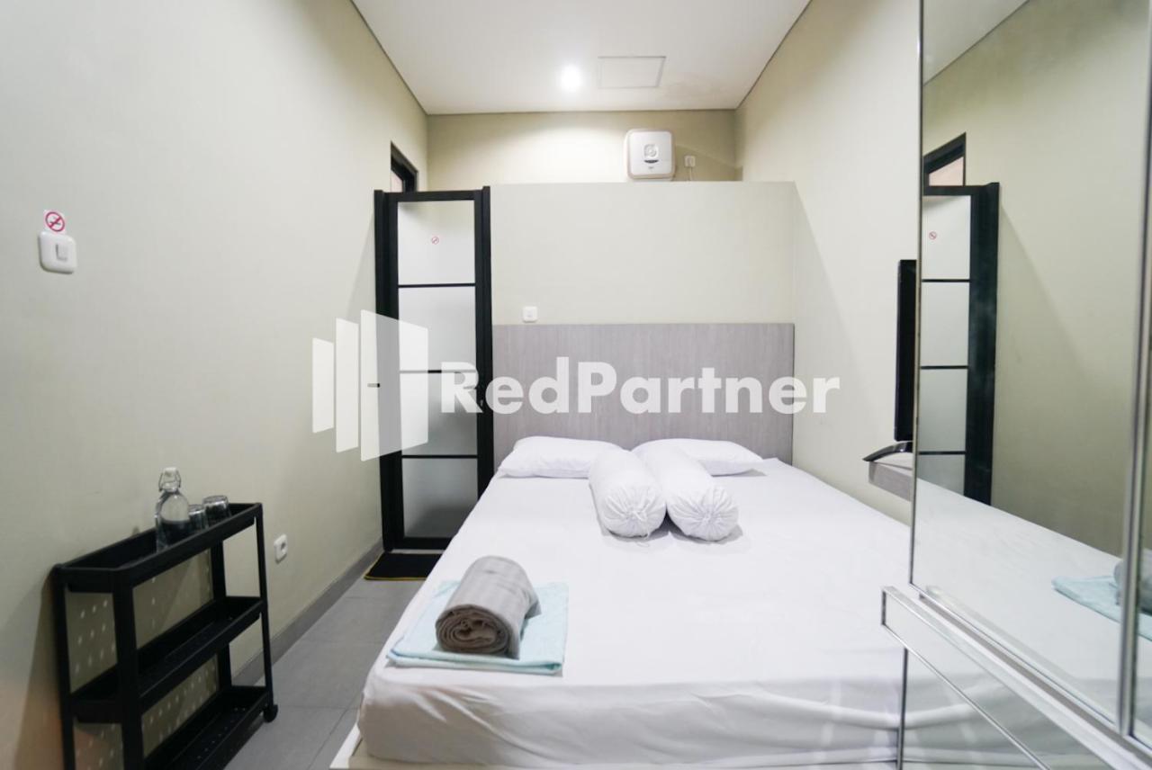 Tomang Gelong Guest House Syariah Mitra Reddoorz Джакарта Екстер'єр фото