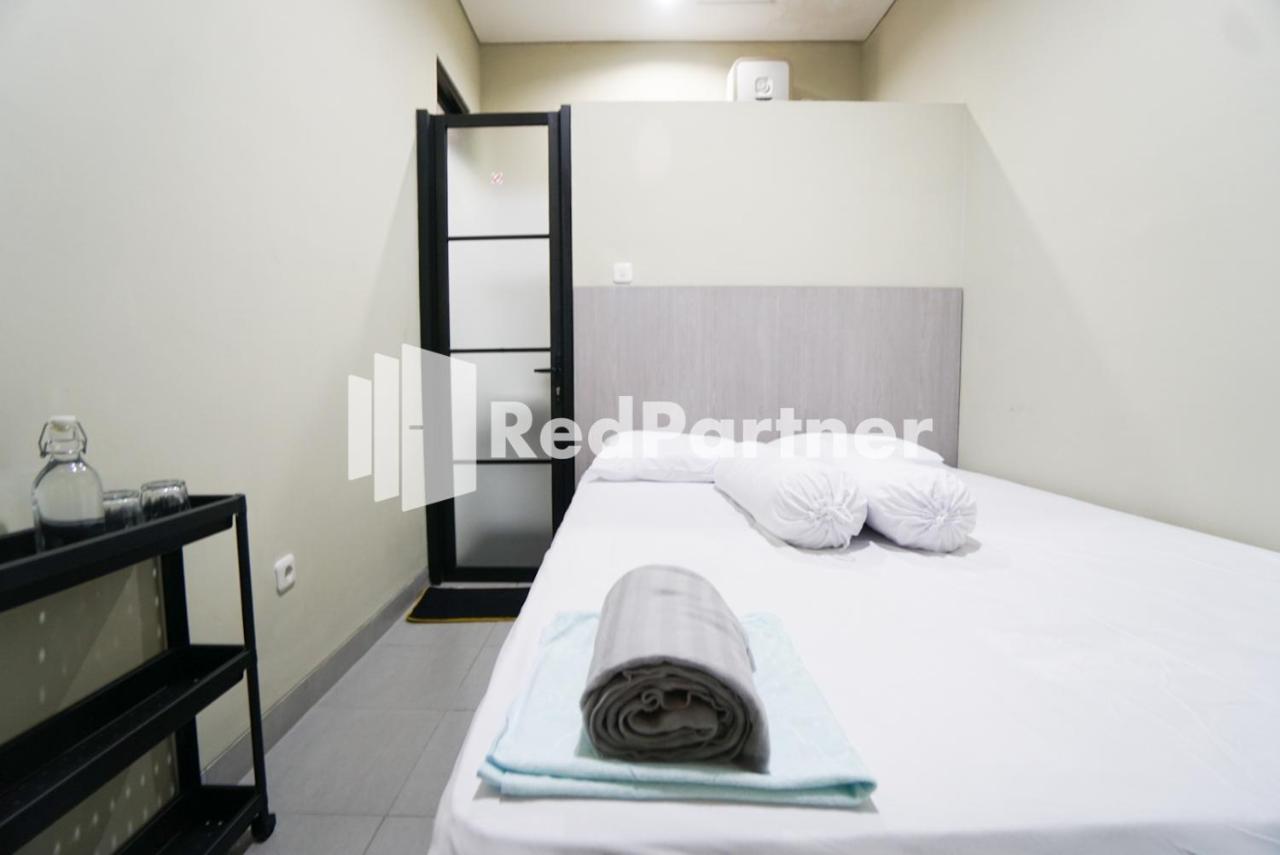 Tomang Gelong Guest House Syariah Mitra Reddoorz Джакарта Екстер'єр фото