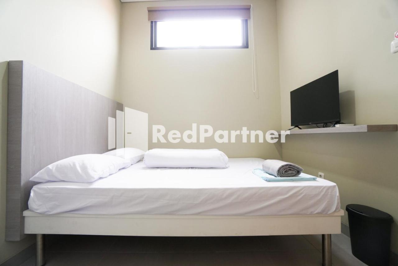 Tomang Gelong Guest House Syariah Mitra Reddoorz Джакарта Екстер'єр фото