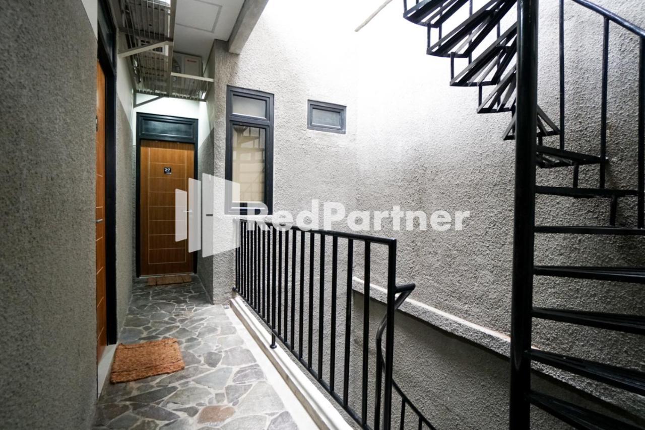 Tomang Gelong Guest House Syariah Mitra Reddoorz Джакарта Екстер'єр фото