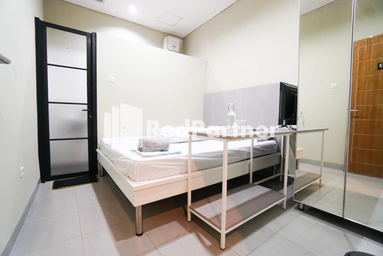 Tomang Gelong Guest House Syariah Mitra Reddoorz Джакарта Екстер'єр фото