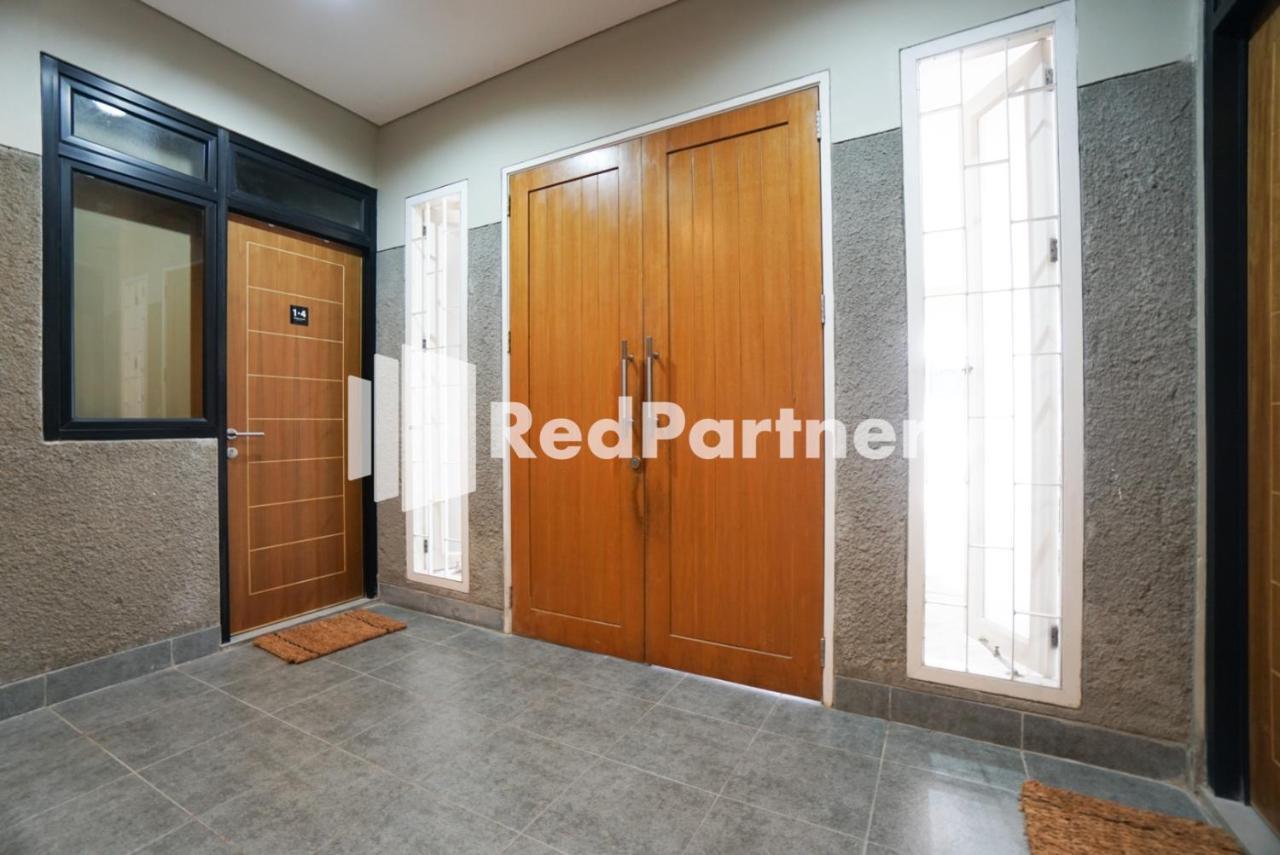 Tomang Gelong Guest House Syariah Mitra Reddoorz Джакарта Екстер'єр фото