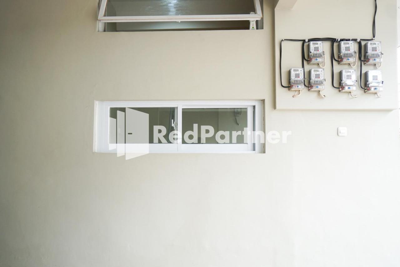 Tomang Gelong Guest House Syariah Mitra Reddoorz Джакарта Екстер'єр фото