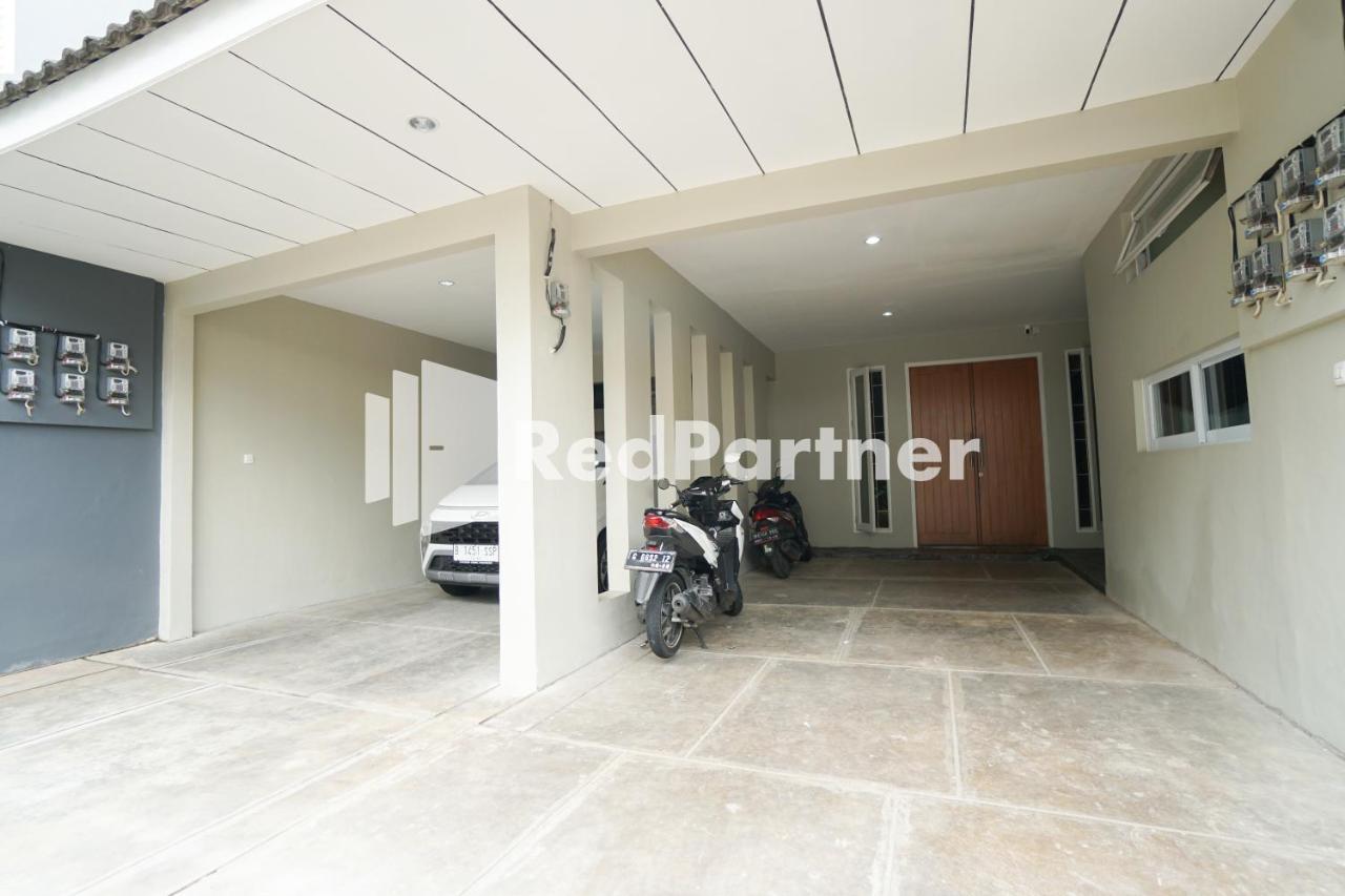 Tomang Gelong Guest House Syariah Mitra Reddoorz Джакарта Екстер'єр фото