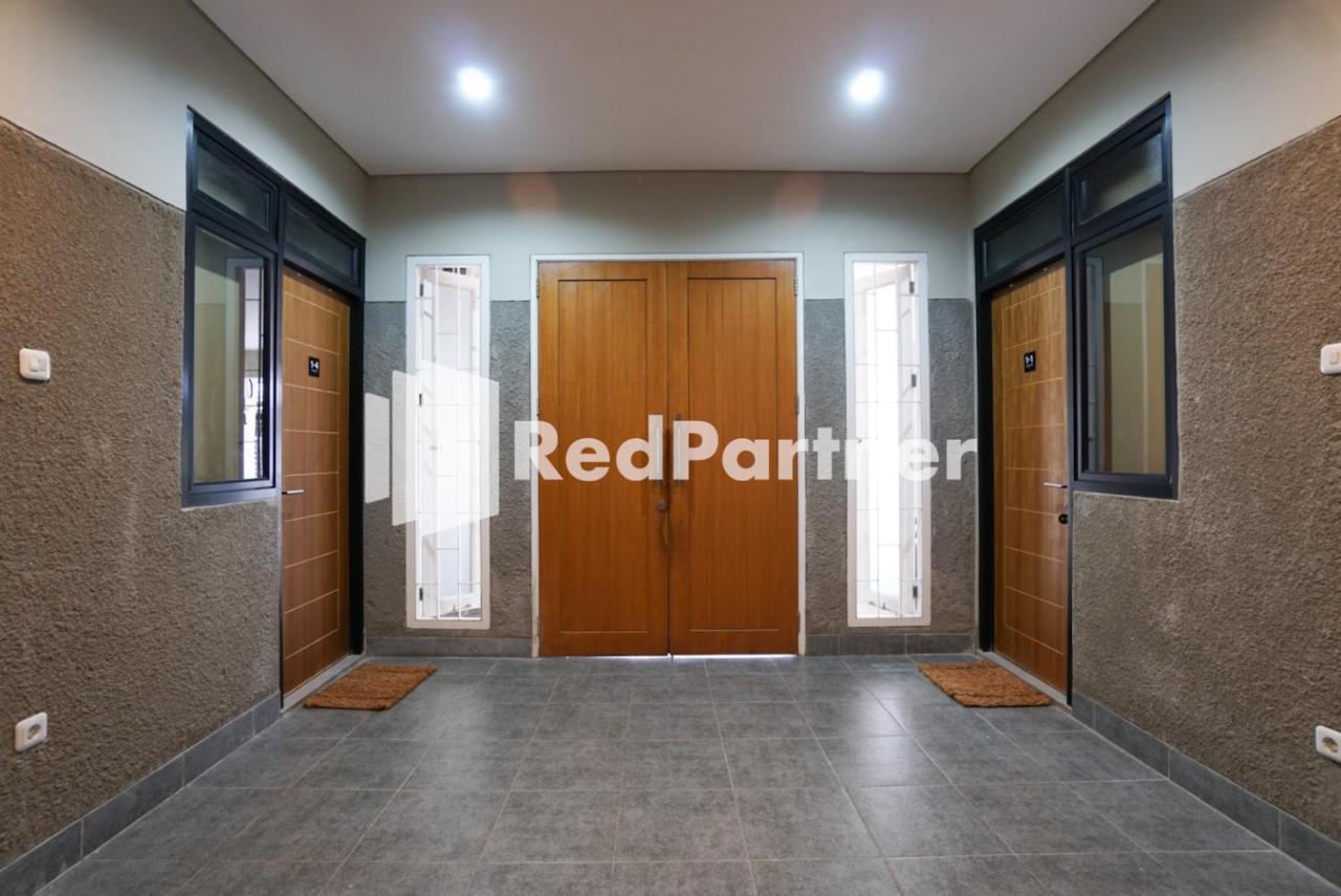 Tomang Gelong Guest House Syariah Mitra Reddoorz Джакарта Екстер'єр фото