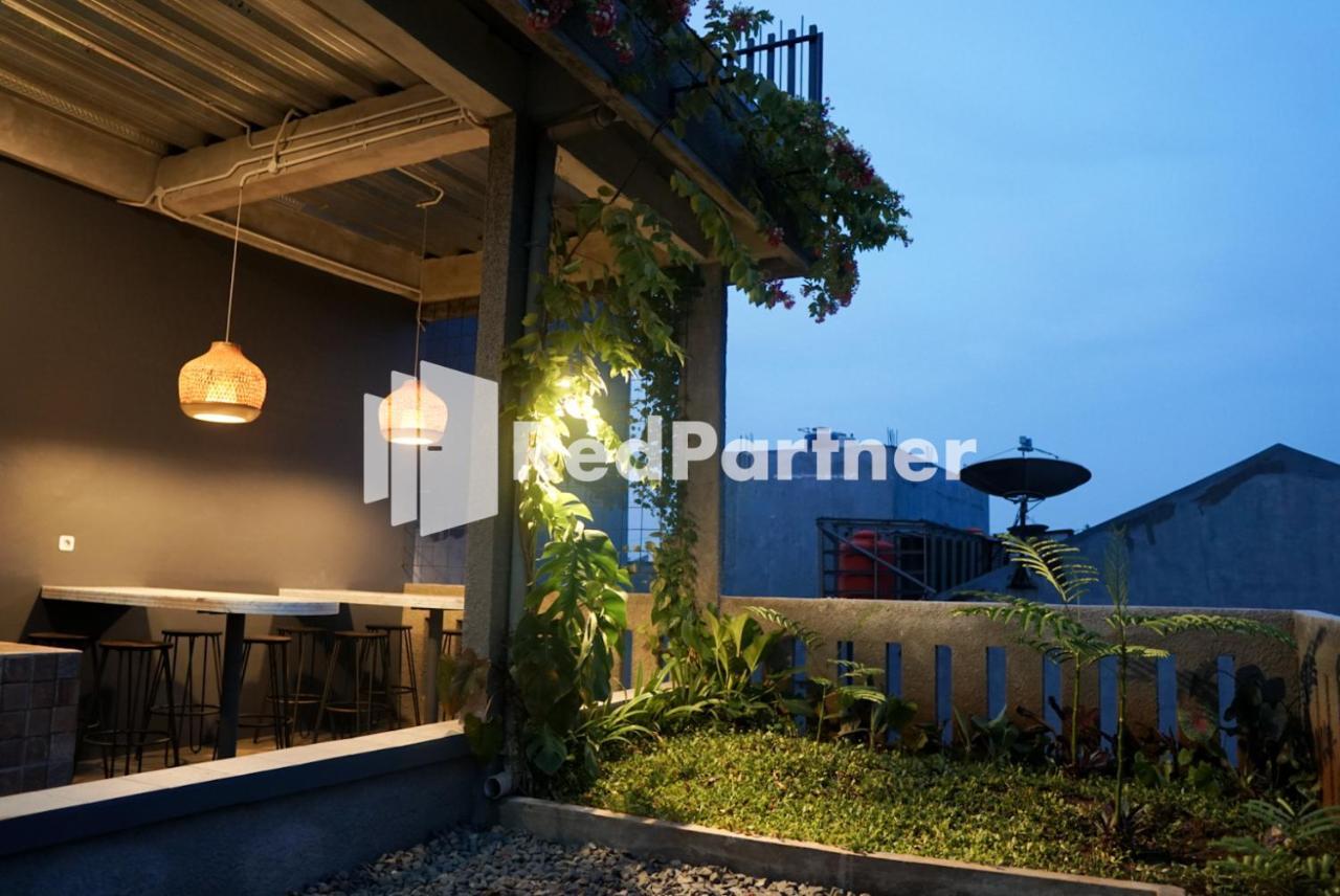 Tomang Gelong Guest House Syariah Mitra Reddoorz Джакарта Екстер'єр фото