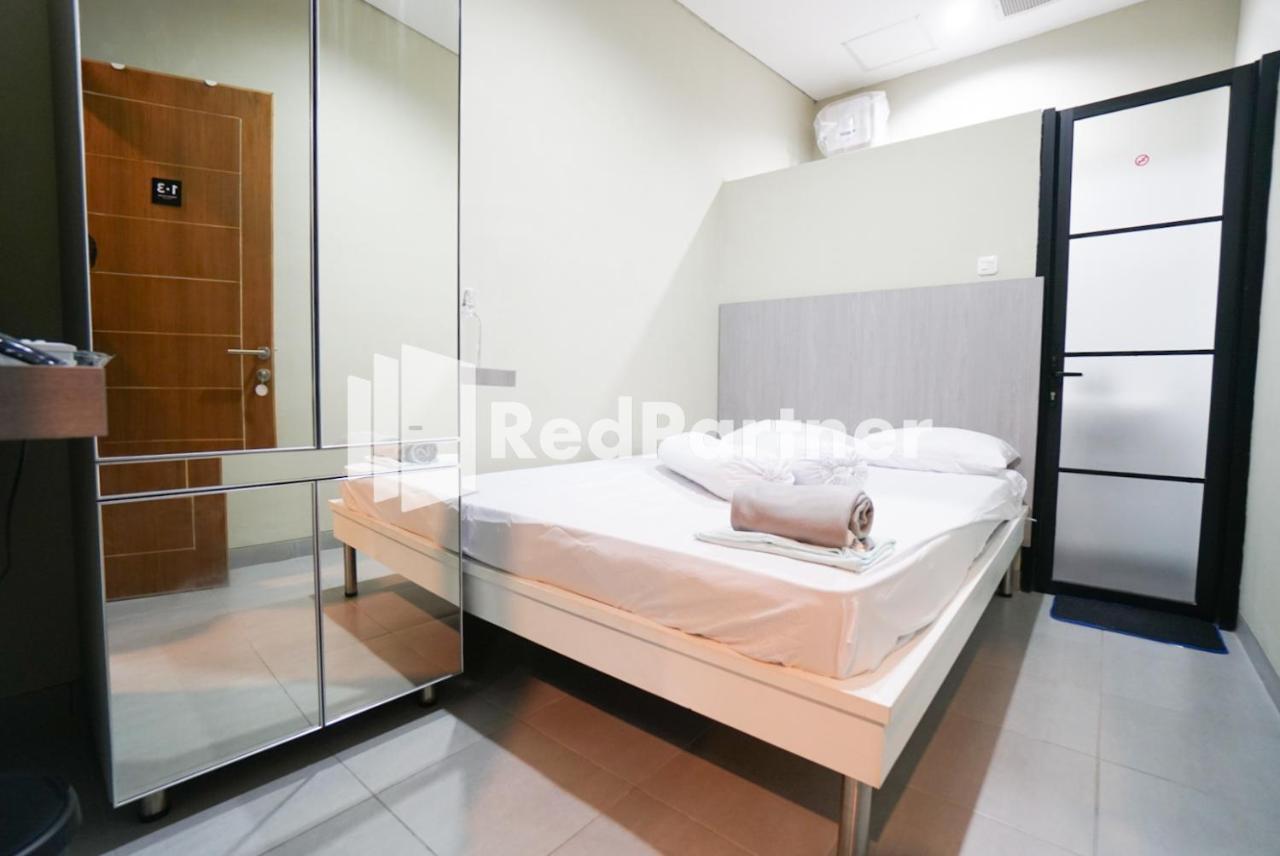 Tomang Gelong Guest House Syariah Mitra Reddoorz Джакарта Екстер'єр фото