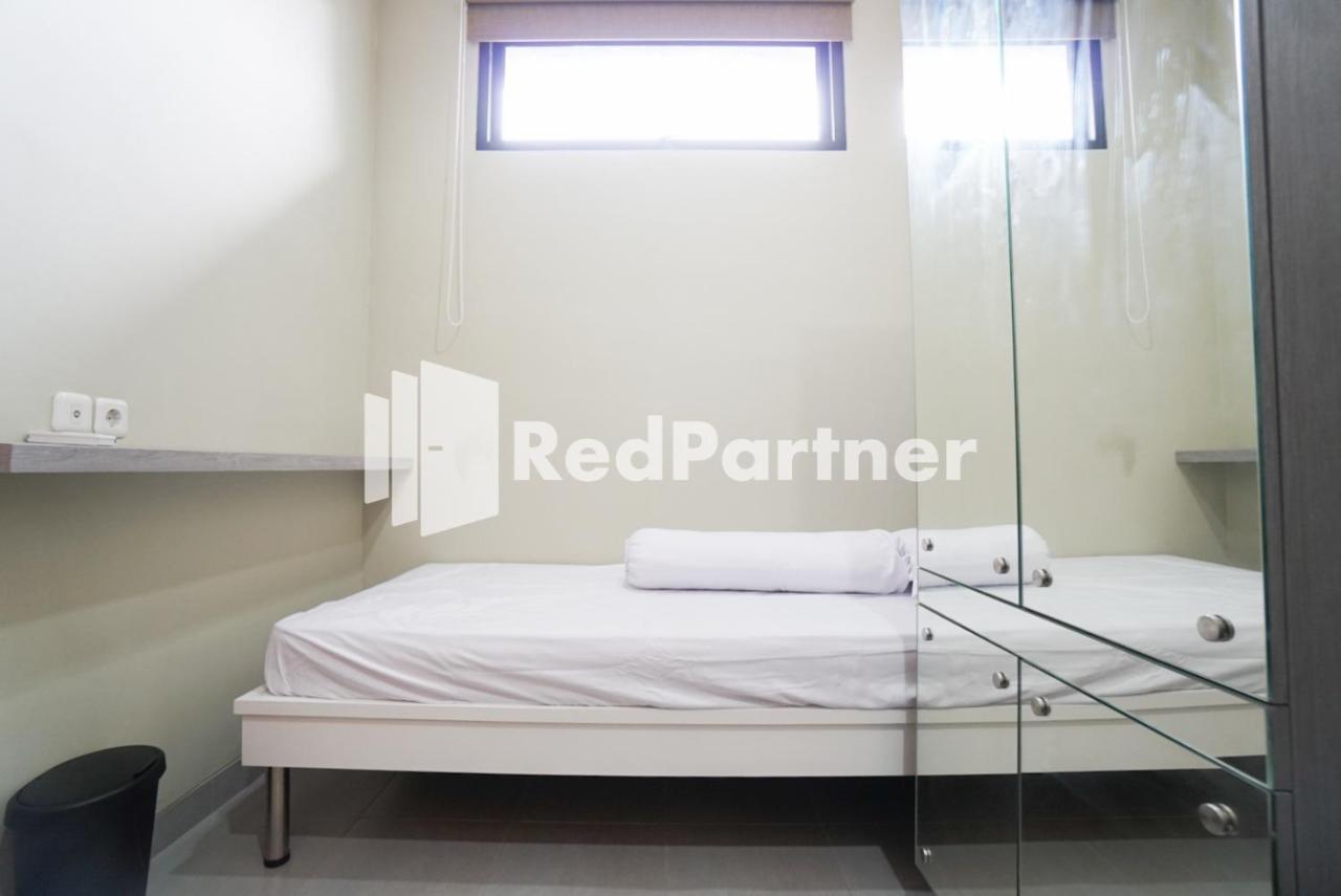 Tomang Gelong Guest House Syariah Mitra Reddoorz Джакарта Екстер'єр фото