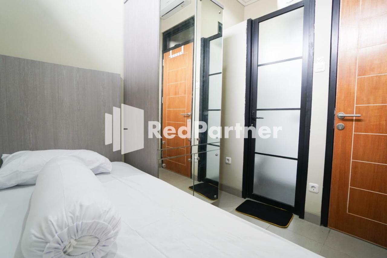 Tomang Gelong Guest House Syariah Mitra Reddoorz Джакарта Екстер'єр фото