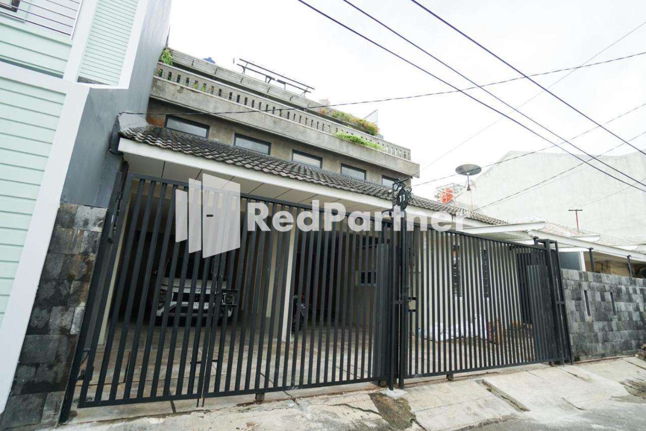 Tomang Gelong Guest House Syariah Mitra Reddoorz Джакарта Екстер'єр фото