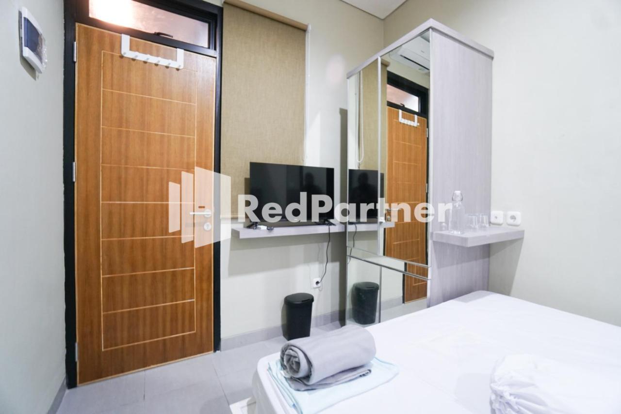 Tomang Gelong Guest House Syariah Mitra Reddoorz Джакарта Екстер'єр фото