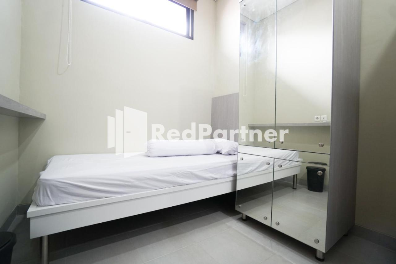 Tomang Gelong Guest House Syariah Mitra Reddoorz Джакарта Екстер'єр фото