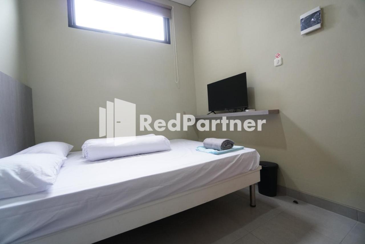 Tomang Gelong Guest House Syariah Mitra Reddoorz Джакарта Екстер'єр фото