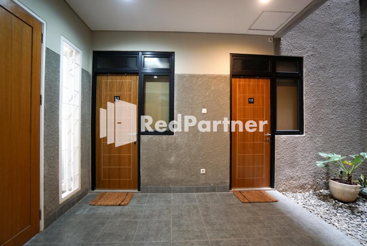 Tomang Gelong Guest House Syariah Mitra Reddoorz Джакарта Екстер'єр фото