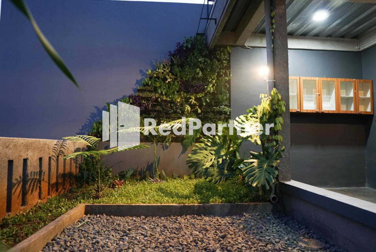 Tomang Gelong Guest House Syariah Mitra Reddoorz Джакарта Екстер'єр фото