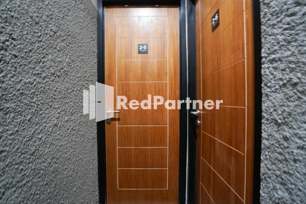 Tomang Gelong Guest House Syariah Mitra Reddoorz Джакарта Екстер'єр фото